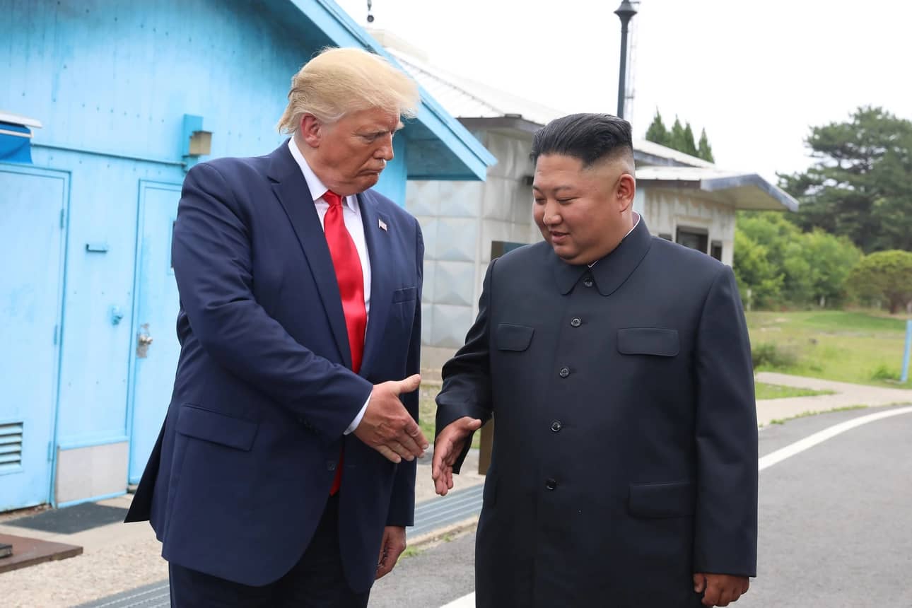 Глобе Доналд Трамп Ким Џонг ун